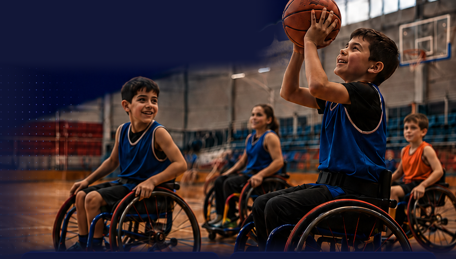 Práctica de básquet en silla de ruedas en el polideportivo